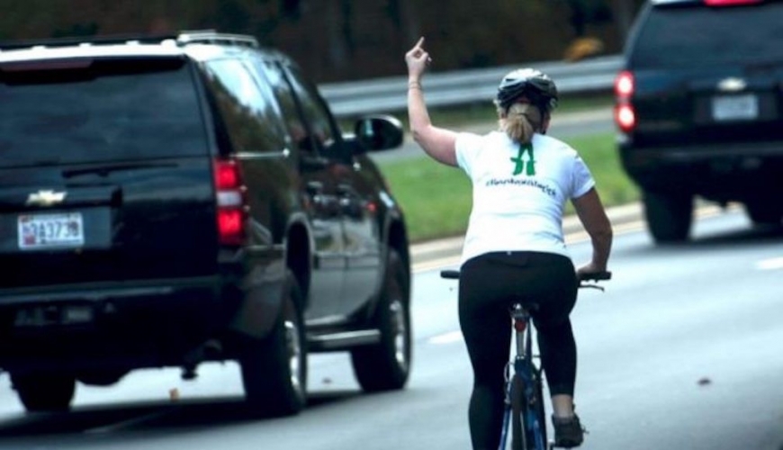 Le doigt d’honneur, plus de 2400 ans d’histoire ! Le doigt d’honneur, plus de 2400 ans d’histoire !